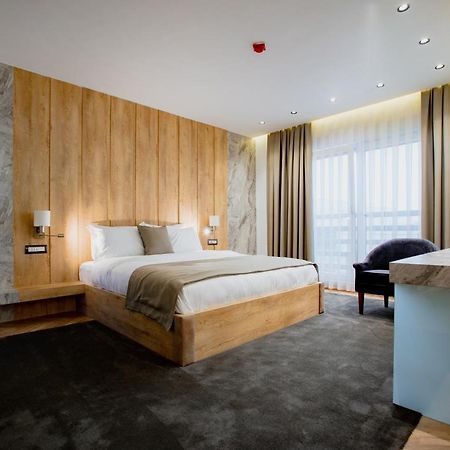 Ador Hotel Пристина Екстериор снимка