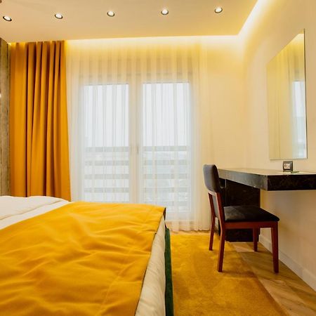 Ador Hotel Пристина Екстериор снимка