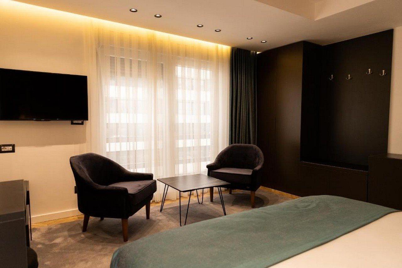 Ador Hotel Пристина Екстериор снимка