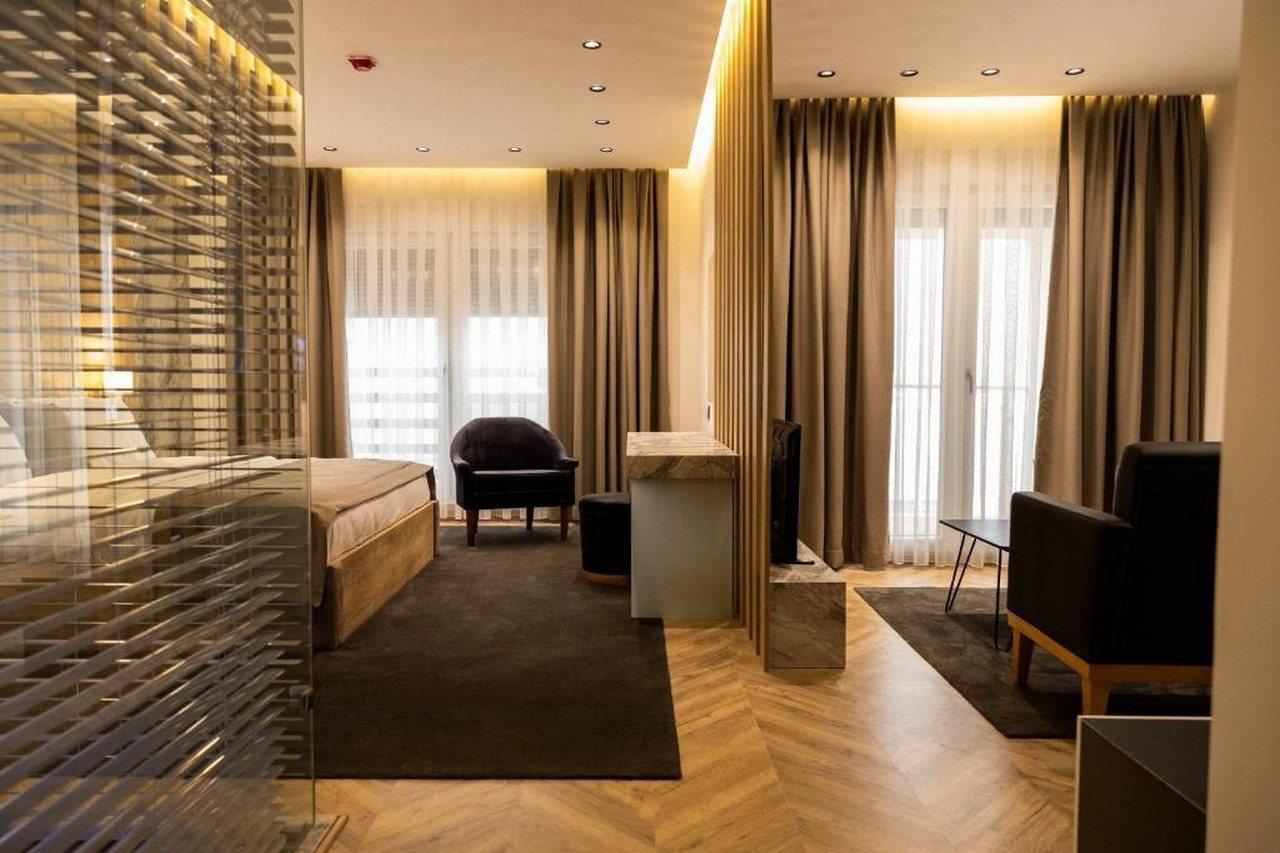 Ador Hotel Пристина Екстериор снимка
