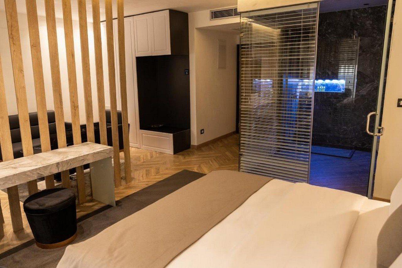 Ador Hotel Пристина Екстериор снимка