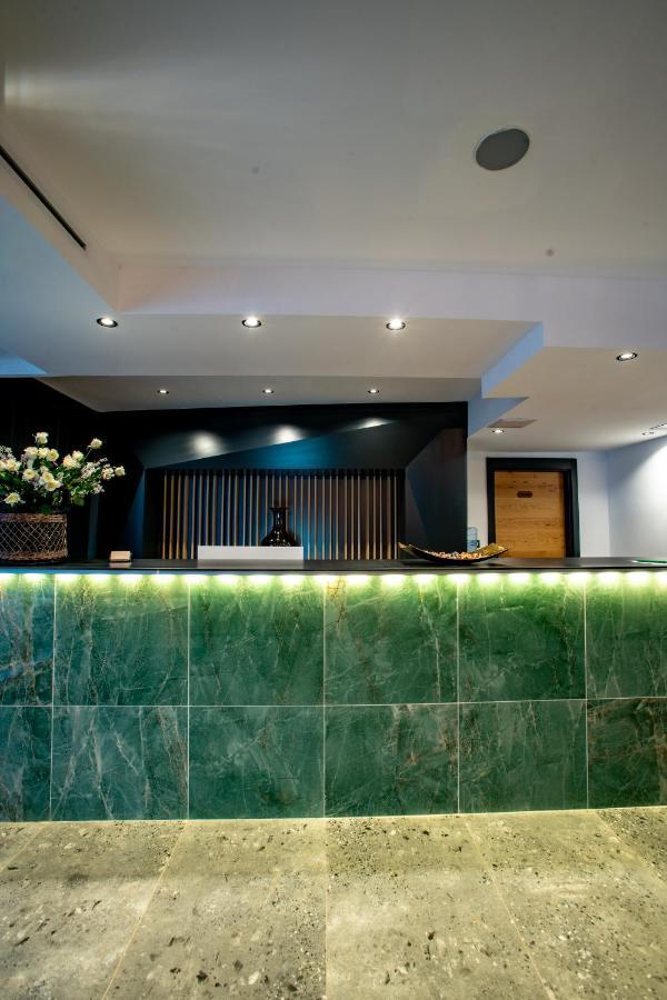 Ador Hotel Пристина Екстериор снимка
