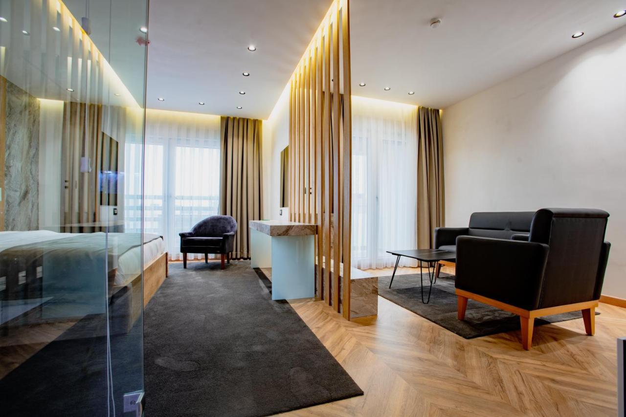 Ador Hotel Пристина Екстериор снимка