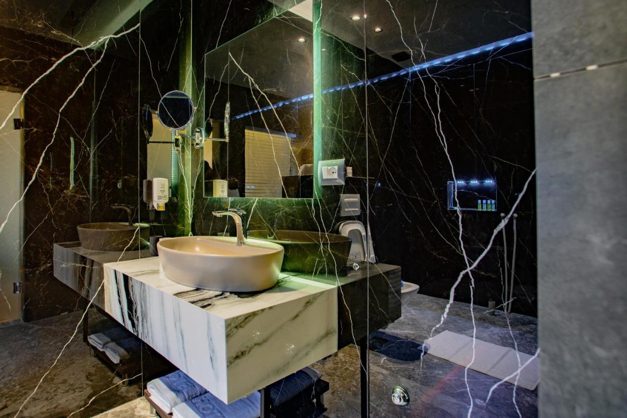 Ador Hotel Пристина Екстериор снимка