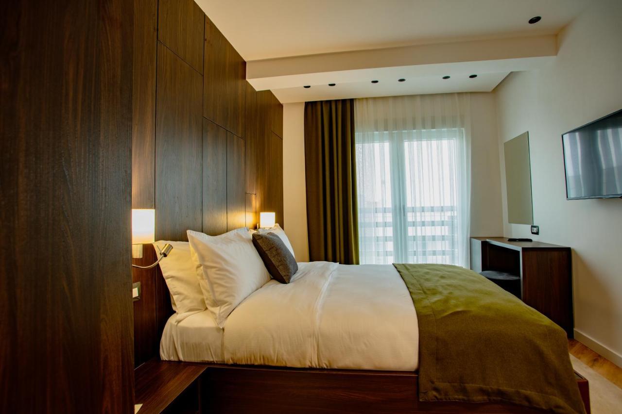 Ador Hotel Пристина Екстериор снимка