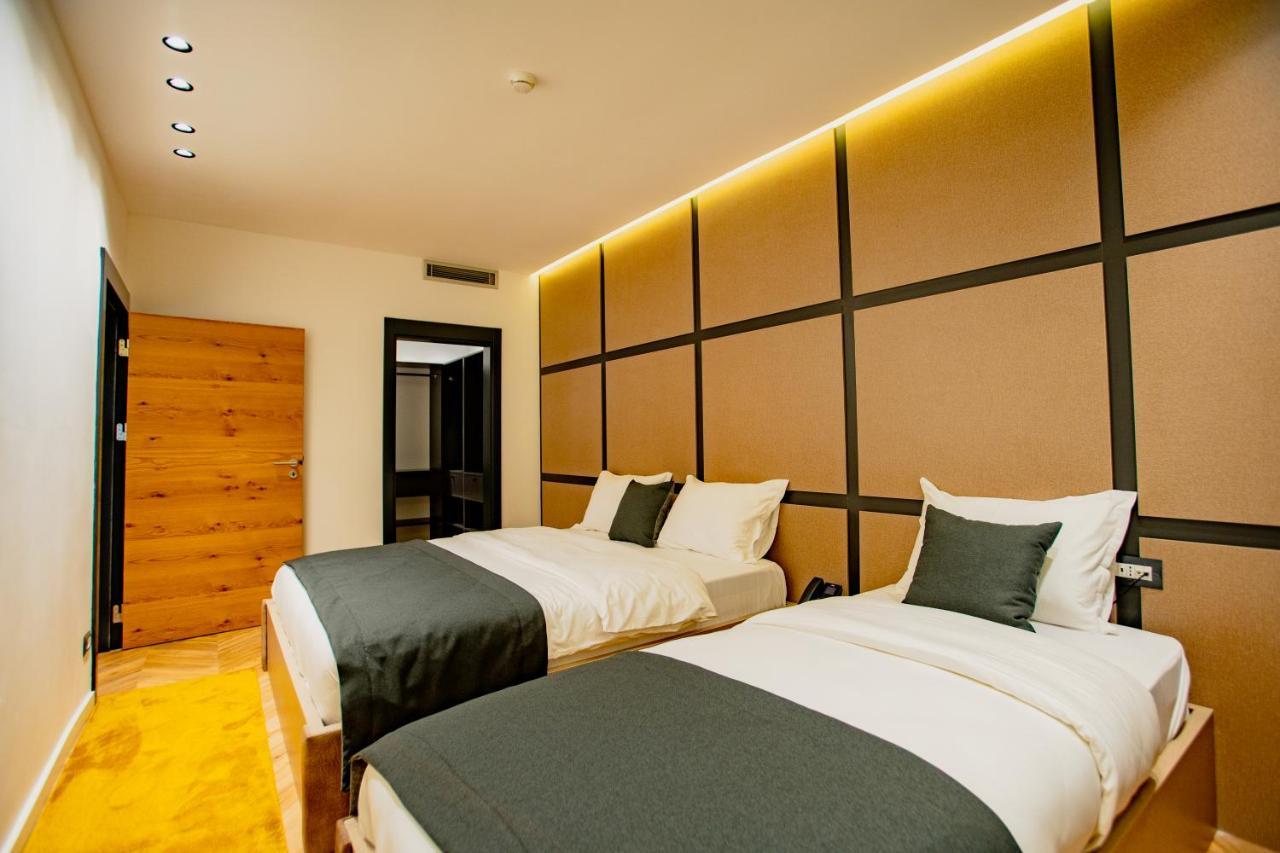 Ador Hotel Пристина Екстериор снимка