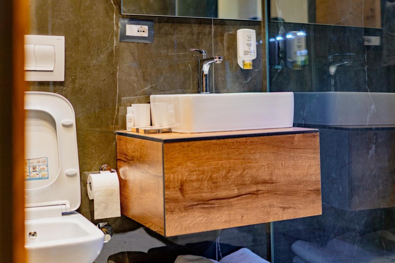 Ador Hotel Пристина Екстериор снимка