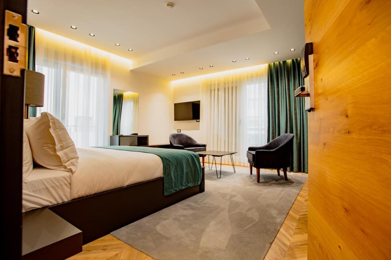 Ador Hotel Пристина Екстериор снимка