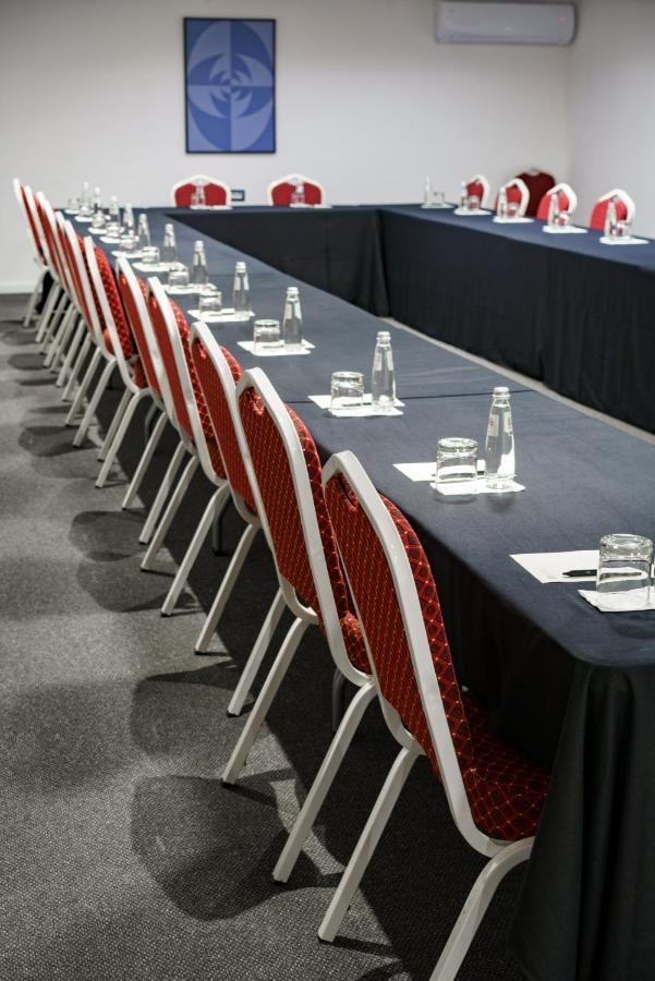 Ador Hotel Пристина Екстериор снимка