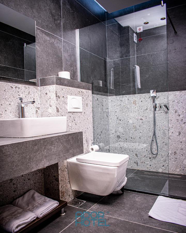 Ador Hotel Пристина Екстериор снимка